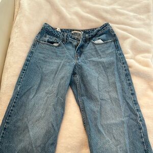 Size 28 Levi’s low rise straight leg jeans